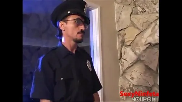 Cop gives teenage girl his big stick تازہ فلمیں دکھائیں
