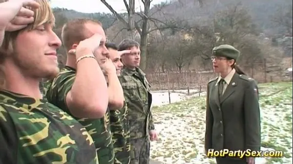 Prikaži military lady gets soldiers cum svežih filmov