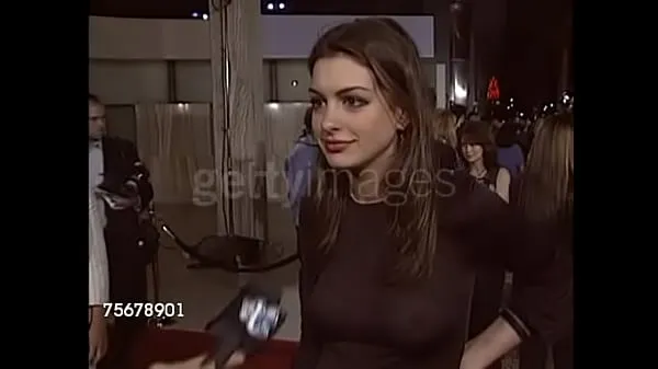 Mutass Anne Hathaway in her infamous see-through top friss filmet