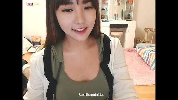Visa Pretty korean girl recording on camera 3 färska filmer