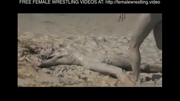 Mutass Girls wrestling in the mud friss filmet