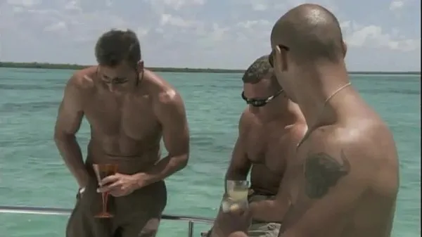 Mutass Hot slut is banged on the deck of a yacht friss filmet