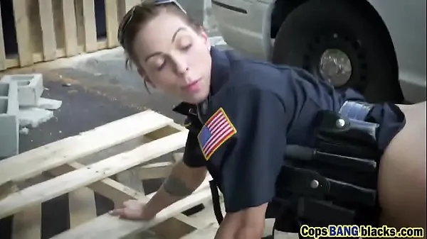 Mutass Two female cops fuck a black dude as his punishement friss filmet