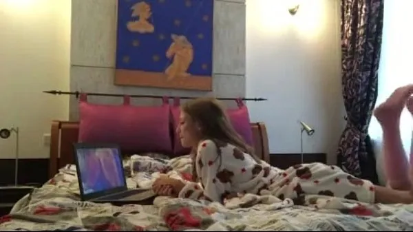 Masturbating while watching porn Yeni Filmi göster