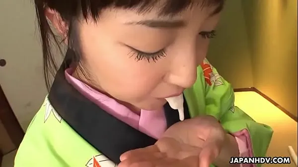 Asian bitch in a kimono sucking on his erect prick Yeni Filmi göster
