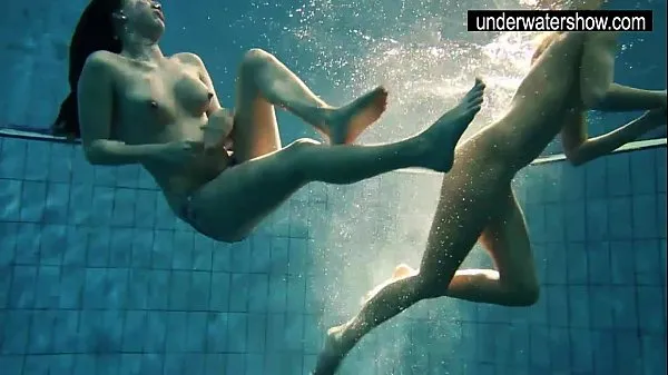 Pokaż Two sexy amateurs showing their bodies off under waternowe filmy