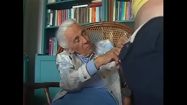 展示92-years old granny sucking grandson部新电影
