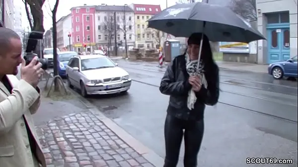 Tunjukkan Teeny is approached on the street and fucked for money Filem baharu