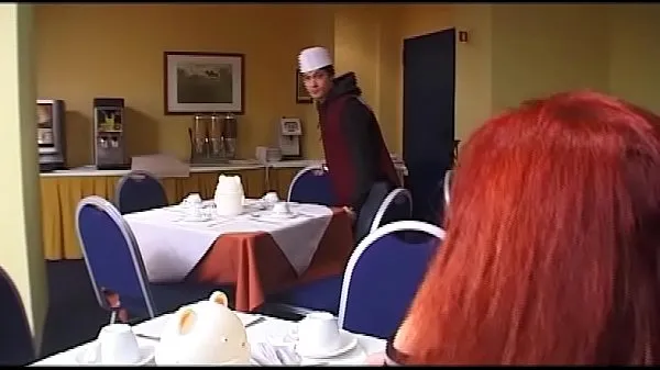 Εμφάνιση Old woman fucks the young waiter and his friend φρέσκων ταινιών
