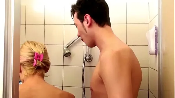 Tampilkan German Step-Mom help Son in Shower and Seduce to Fuck Film baru