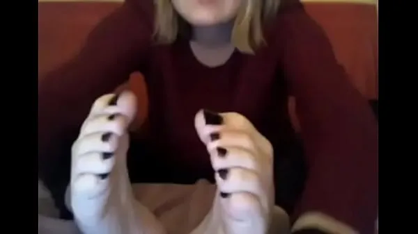Toon webcam model in sweatshirt suck her own toes nieuwe films