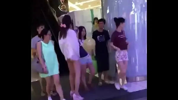 Pokaż Asian Girl in China Taking out Tampon in Publicnowe filmy
