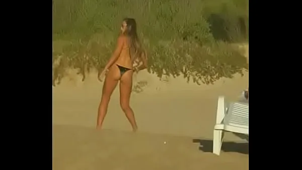 Zobraziť nové filmy (Beautiful girls playing beach volley)
