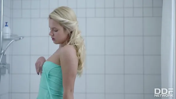 Visa Naughty Teen Newcomer Taylor cums Hard in the Shower färska filmer
