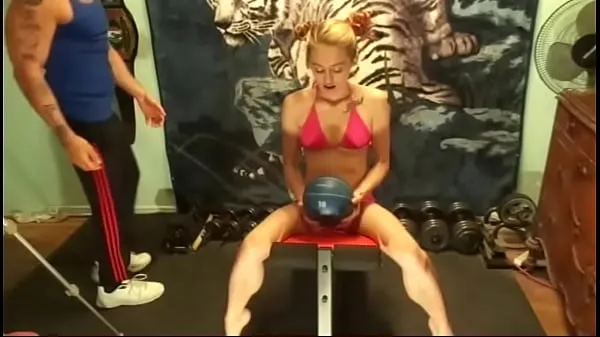 Zobrazit nové filmy (MaXXX Loadz Videos ! Personal Trainer showing client how to workout)
