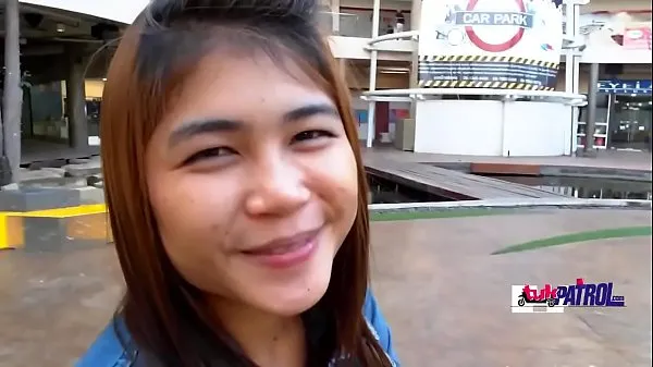Tunjukkan Smiling Thai babe gets foreign penis Filem baharu