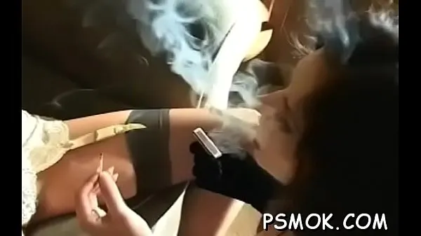 Mostrar Smoking scene with busty honey películas frescas