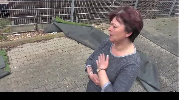 Mutass HAUSFRAU FICKEN - German Housewife gets full load on jiggly melons friss filmet