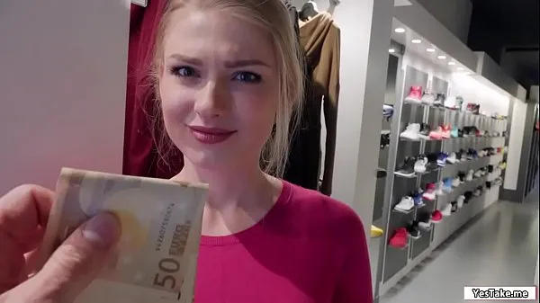 Tunjukkan Russian sales attendant sucks dick in the fitting room for a grand Filem baharu