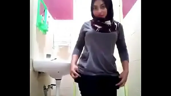 Tunjukkan Aunt hijab masturbates in hot bathroom Filem baharu