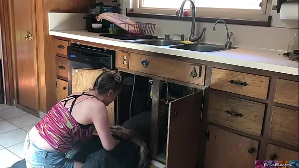 Vis lucky plumber fucked by teen - Erin Electra ferske filmer
