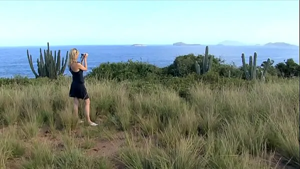 Εμφάνιση Brazilian blonde buggered on the beach φρέσκων ταινιών