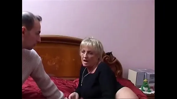 Two mature Italian sluts share the young nephew's cock Yeni Filmi göster