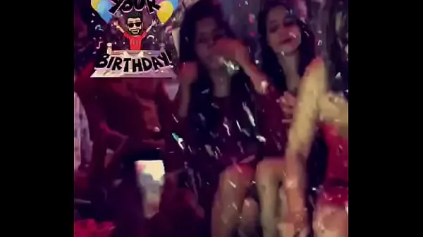 Visa Adult Girls Celebrating Birthday färska filmer