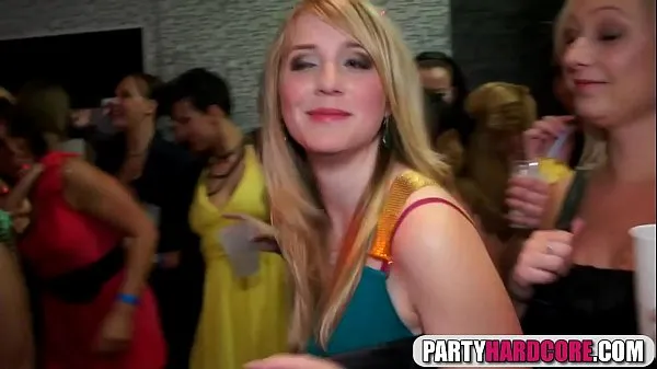Mutass Hot girls suck male strippers at the party friss filmet