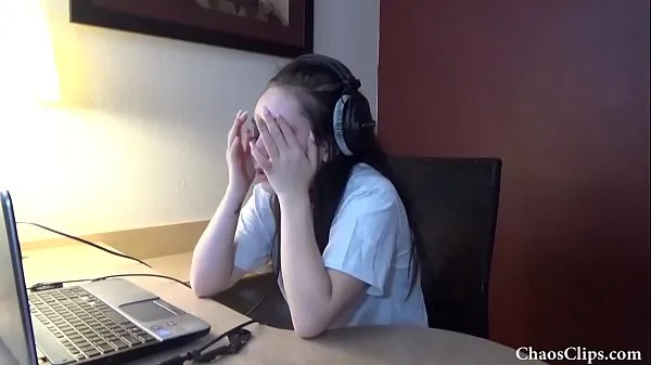 18 year old Lenna Lux masturbating in headphones개의 최신 영화 표시