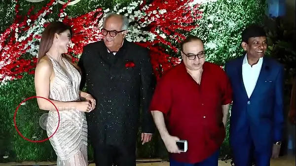 Εμφάνιση Boney Kapoor grabbing Urvashi Rautela ass and boobs press live on camera φρέσκων ταινιών