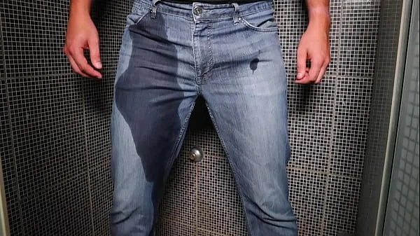 Tampilkan Guy pee inside his jeans and cumshot on end Film baru
