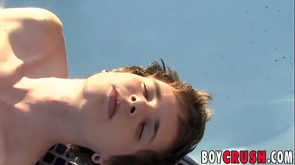 Visa Sweet teen male tugging off at his private pool färska filmer