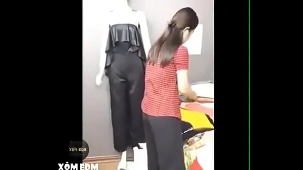 Beautiful girls try out clothes and show off breasts before webcam ताज़ा फ़िल्में दिखाएँ