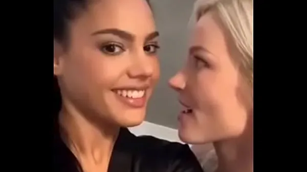 Εμφάνιση Lesbians kissing φρέσκων ταινιών