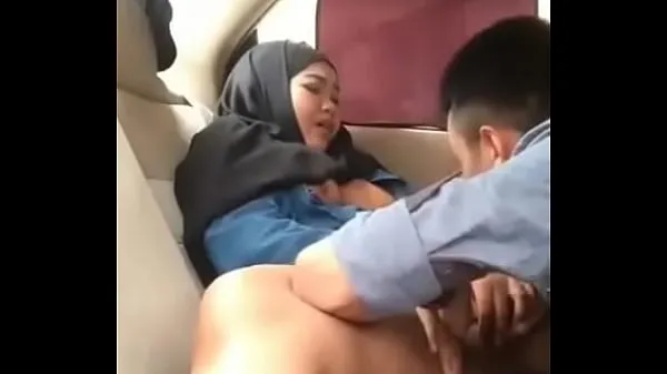 Vis Hijab girl in car with boyfriend ferske filmer