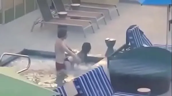 แสดง Caught couple fucking in the pool at home ภาพยนตร์ใหม่