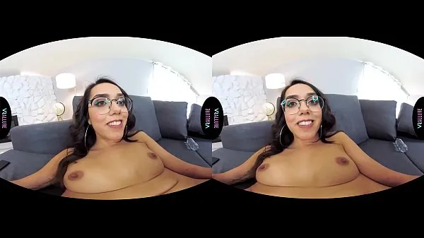 Mostra La piccola latina non vede l'ora di strapparsi i vestiti e masturbarsi nella realtà virtuale nuovi film