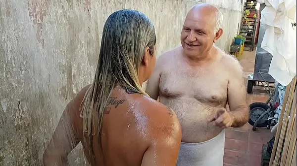 Show Grandpa bathing the young girl he met on the beach !!! Paty Butt - Old Grandpa - El Toro De Oro fresh Movies