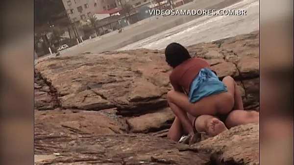 Visa Busted video shows man fucking mulatto girl on urbanized beach of Brazil färska filmer