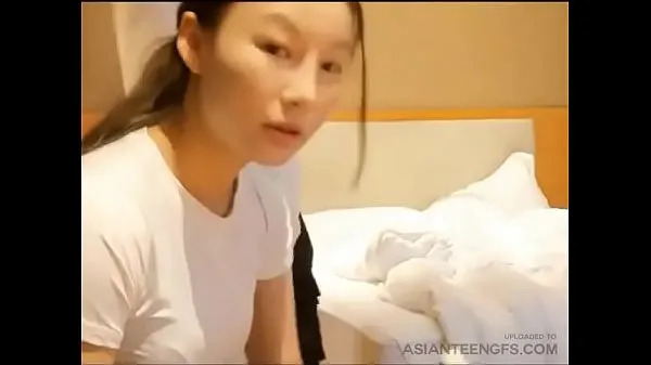 Mutass Chinese girl is sucking a dick in a hotel friss filmet