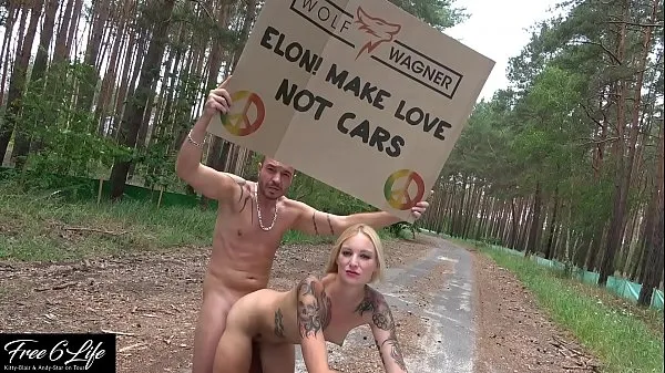 Toon Nude protest in front of Tesla Gigafactory Berlin Pornshooting against Elon Musk nieuwe films