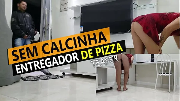 Vis Cristina Almeida receiving pizza delivery in mini skirt and without panties in quarantine ferske filmer