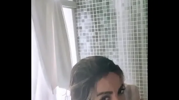 Toon Anitta leaks breasts while taking a shower nieuwe films