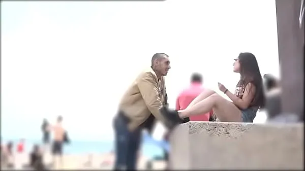 Toon He proves he can pick any girl at the Barcelona beach nieuwe films