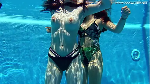 Tunjukkan Sexy babes with big tits swim underwater in the pool Filem baharu