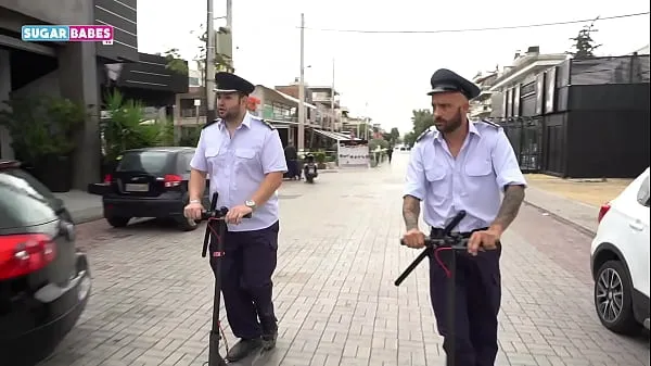 Vis SUGARBABESTV : GREEK POLICE THREESOME PARODY nye film