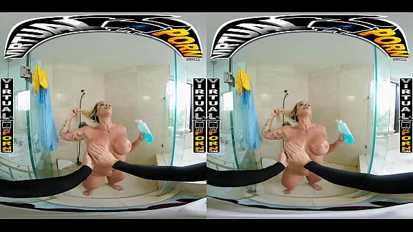 Busty Blonde MILF Robbin Banx Seduces Step Son In Shower تازہ فلمیں دکھائیں