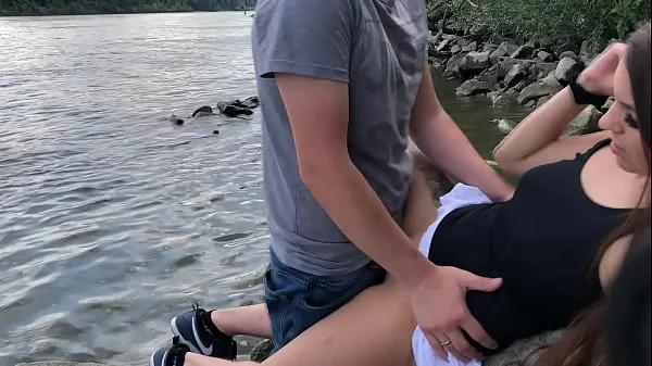 Ultimate Outdoor Action at the Danube with Cumshot Yeni Filmi göster