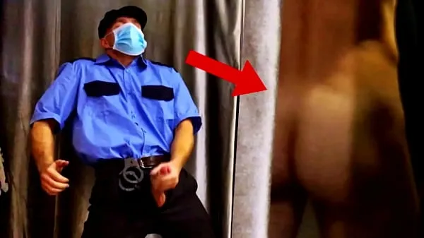 Impudent SECURITY GUARD spies on a CUSTOMER and jerks off right in the store Yeni Filmi göster